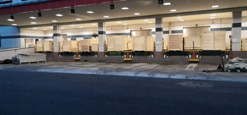 重慶榮昌進(jìn)廠房設(shè)備搬遷服務(wù) 折臂吊車(chē)、直吊、叉車(chē)與平板拖車(chē)解決方案